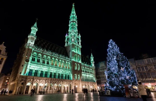 Wide angle night scene of the Grand Place, the focal point of Br — Stock Photo, Image