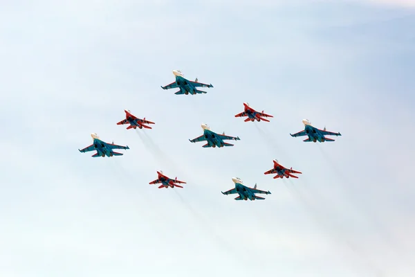 MOSCÚ - 9 DE MAYO: Equipo de demostración acrobática Swifts on Mig-29 an —  Fotos de Stock