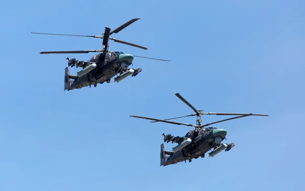 MOSCÚ, RUSIA - 08 DE MAYO: helicópteros Ka-52 durante en el vestido r — Foto de Stock