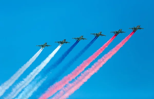 Moskva, Russland - 9. mai 2015: En gruppe fly som røyker under flyging – stockfoto