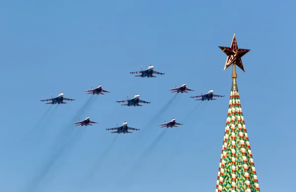 MOSCOW - MAY 9: Aerobatic demonstration team Swifts on Mig-29 an — ストック写真