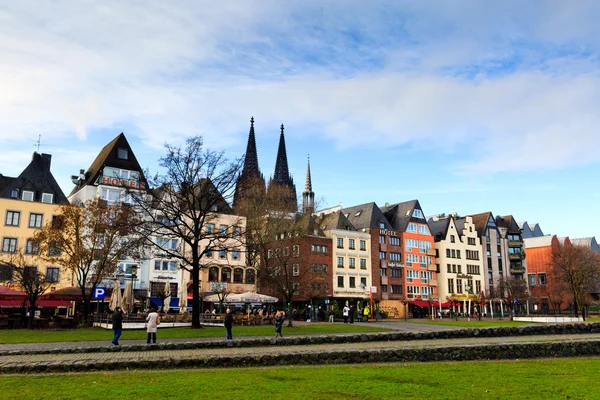 COLOGNE, ALEMANIA - ENERO 02: Edificios a lo largo de un terraplén y — Foto de Stock