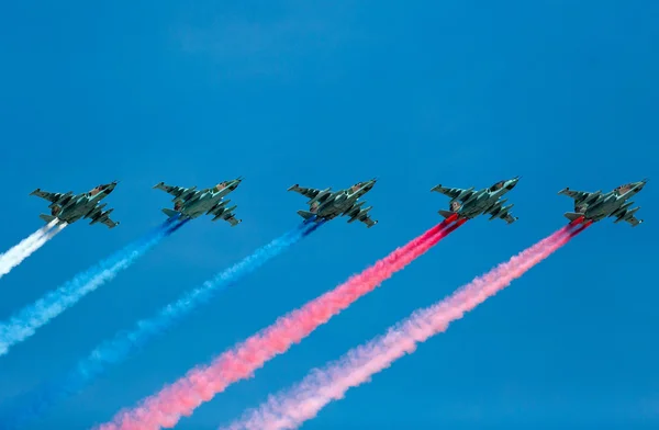 Moskva, Russland - 9. mai 2015: En gruppe fly som røyker under flyging – stockfoto