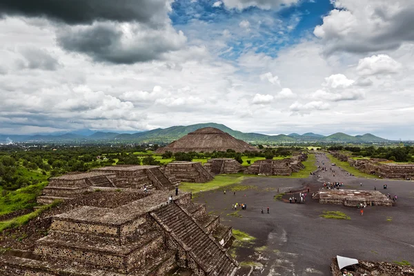 Vista das pirâmides em Teotihuacan, México — Fotografia de Stock