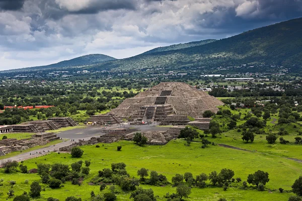 மெக்சிகோவில் உள்ள Teotihuacan இல் உள்ள பிரமிடுகளின் காட்சி — ஸ்டாக் புகைப்படம்