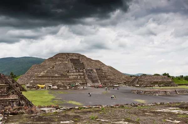 Teotihuacan, Mexiko - 25. června: Pyramida měsíce června 25, 2 — Stock fotografie