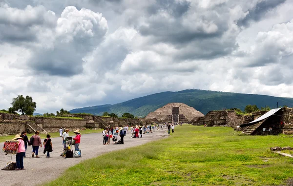 TEOTIHUACAN, MÉXICO - 25 DE JUNIO: Pirámide de la Luna 25 DE JUNIO, 2 — Foto de Stock