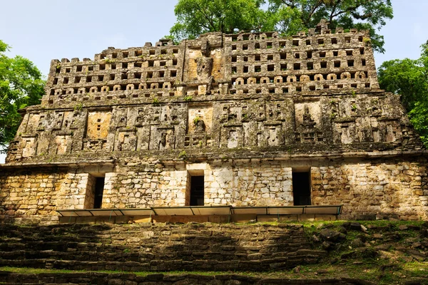 Bir piramidin Yaxchilan, Meksika