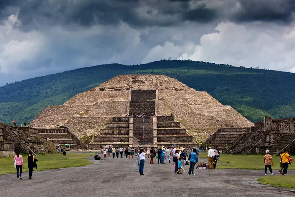 TEOTIUACANO, MESSICO - 25 GIUGNO: Piramide della Luna il 25, 2 GIUGNO — Foto Stock