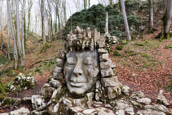 Vorontsovskiye pescher girişinde heykel kompozisyon