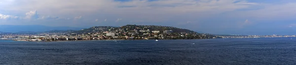 Vista panorâmica da costa de Cannes a partir da ilha de St. — Fotografia de Stock