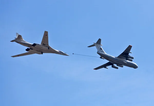 MOSCOW - MAY 9: Imitation of refueling in air of a strategic roc — Stock Photo, Image