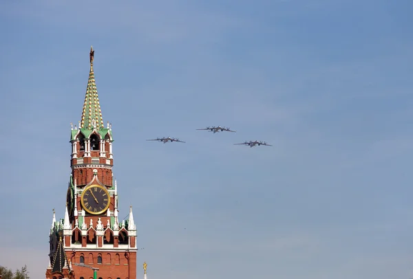 MOSCOW - MAY 9: Military aircraft on Victory Day parade on May 9 — 图库照片