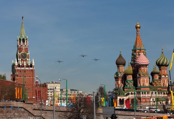 MOSCOW - toukokuu 9: Sotilaslentokoneiden Victory Day paraati 9. toukokuuta — kuvapankkivalokuva