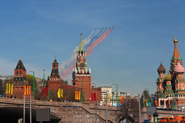 МОСКВА - 9 мая: Самолеты с цветным дымом летают над головой во время — стоковое фото