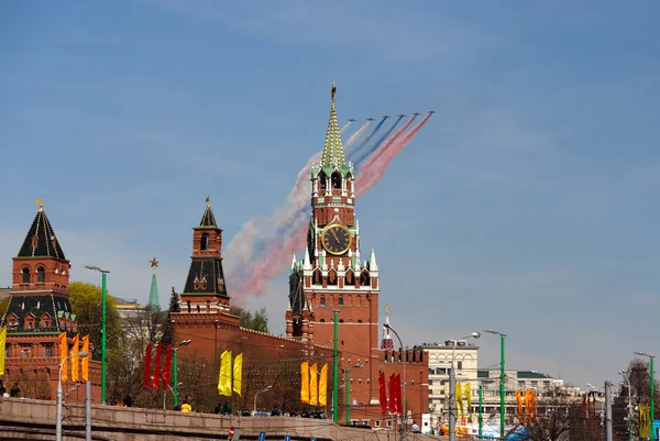 MOSCOW - MAIO 9: Jatos com fumaça colorida voar sobrecarga durante o — Fotografia de Stock