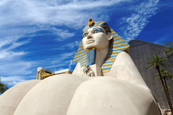 LAS VEGAS - 28 DE JULIO: Estatua de la Esfinge de Luxor Hotel Casino , — Foto de Stock