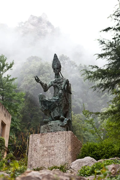 Monumento al abad Oliba, fundador del monasterio de Montserrat — Foto de Stock