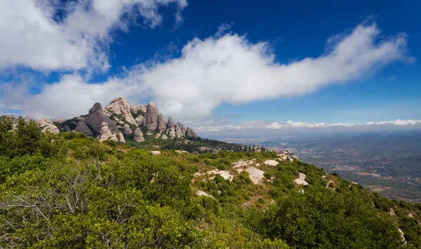 Montserrat es una montaña cerca de Barcelona, en Cataluña —  Fotos de Stock