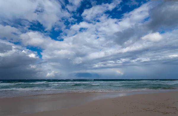 Vista colorida do oceano e nuvens — Fotografia de Stock