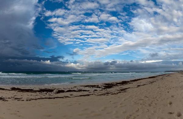 Vista colorida da praia selvagem do oceano e nuvens — Fotografia de Stock