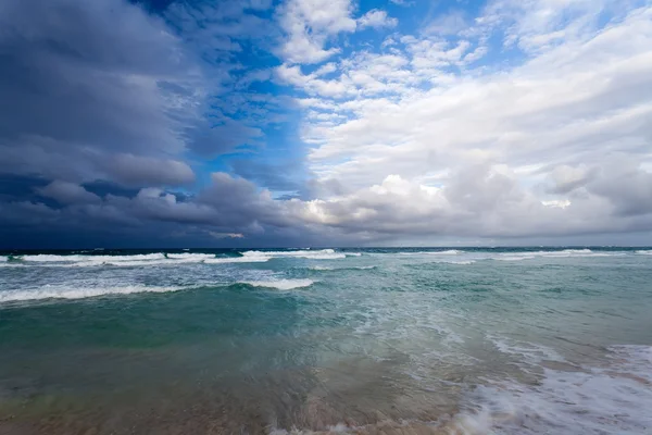 Голубой пляж с панорамным видом на море — стоковое фото