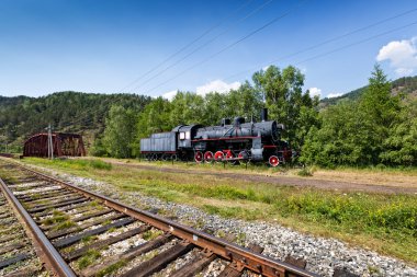 Buhar Makinası tren istasyonu. Gölü kıyısındaki Baykal (Rusya)