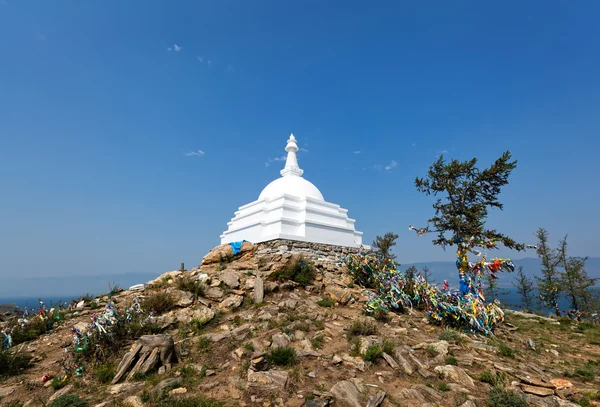 Budist harç Baykal Gölü üzerinde görünümü ada Ogoy üzerinde