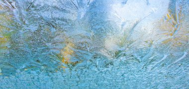 Gün doğumunda, buzlar pencerede belirir. Ağaçları şeffaflıkla görebiliyoruz..