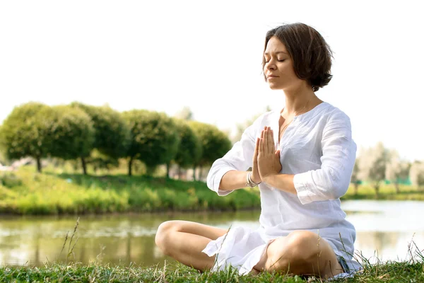 Meditál sukhasana jelent a folyó partján a nő — Stock Fotó