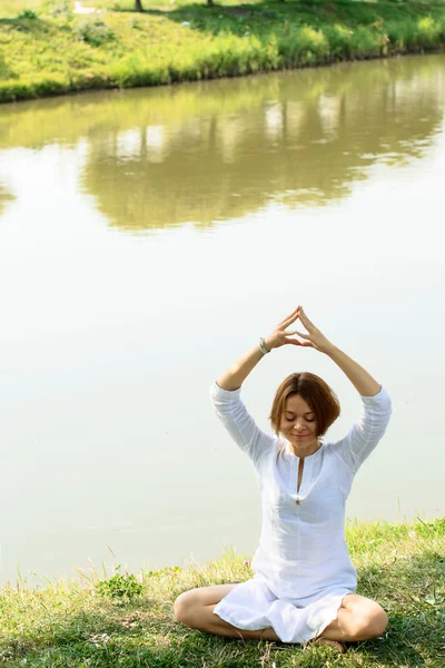 Genç kadın var sabah Meditasyon pitoresk bir yerde — Stok fotoğraf