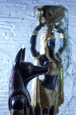 Hala mitolojinin heykelleri Çakal Anubis Inpu Anpup ve Kleopatra 'nın Nübyeli bir hizmetçi heykeli