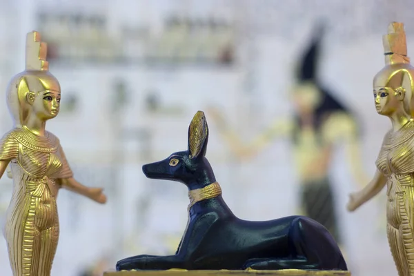 Ainda Vida Com Figuras Egípcias Anubis Deusa Nebtht Eset Ouro — Fotografia de Stock