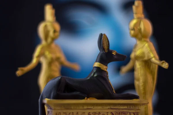 Zátiší Egyptskými Figurami Anubise Bohyní Mlhovinou Esetem Zlatě — Stock fotografie