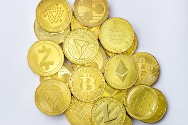 Kripto para birimlerinin özeti bitcoin litekoin ethereum tron zcash ethereum eos eota iota dalgalanması ve qtum mavi arka planda yatıyor.