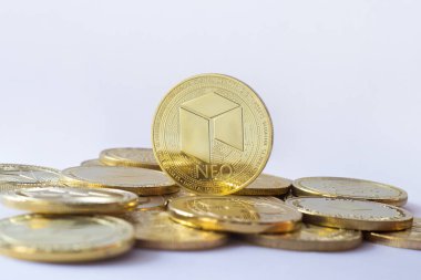 Diğer kripto para birimlerinde yeni para standı var. Açık mavi arkaplan.