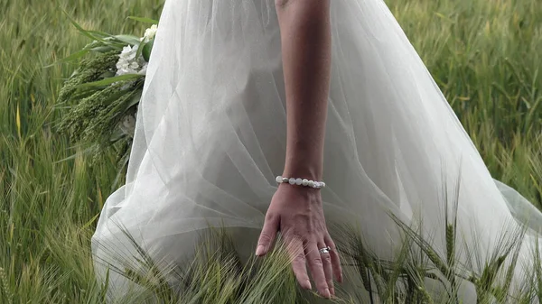 Mano Della Sposa Accarezza Avena Nel Campo Braccialetto Perle Sulla — Foto Stock