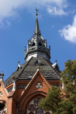 Bakire Meryem 'in Breclav Postorna' daki kilisesinin ayrıntıları neogotik tarzda inşa edilmiştir.