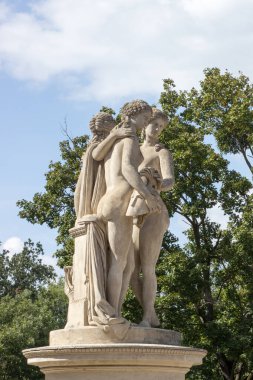 Üç zarafetin heykeli Çek Cumhuriyeti 'nin korunmuş bir kültür abidesi olan üç zarafetin kilisesinin önünde yer almaktadır.