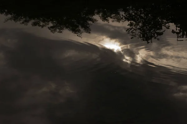 Nuvole Specchianti Cielo Uno Stagno — Foto Stock