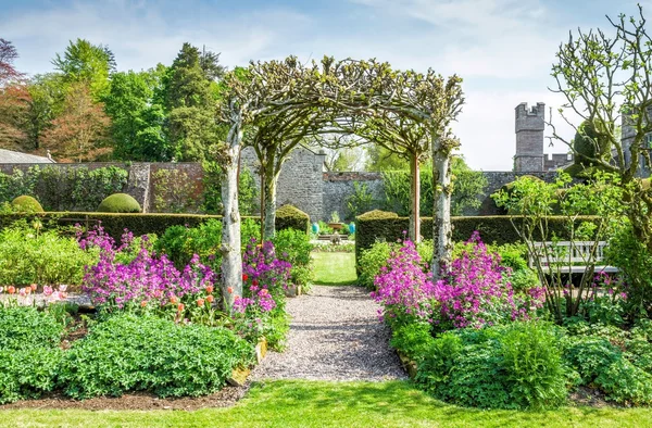 Trädgården vid Hutton i skogen, Cumbria, England — Stockfoto
