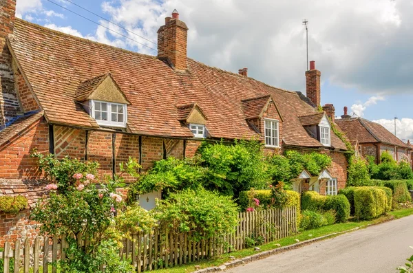 Коттеджи в Turville, Buckinghamshire, England — стоковое фото