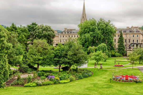 Fleurs et herbe dans le parc public, Bath, Angleterre — Photo