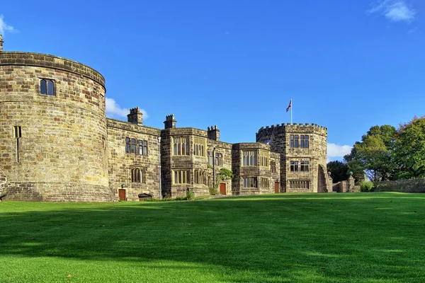 Een extern uitzicht op Skipton Castle en gazons — Stockfoto