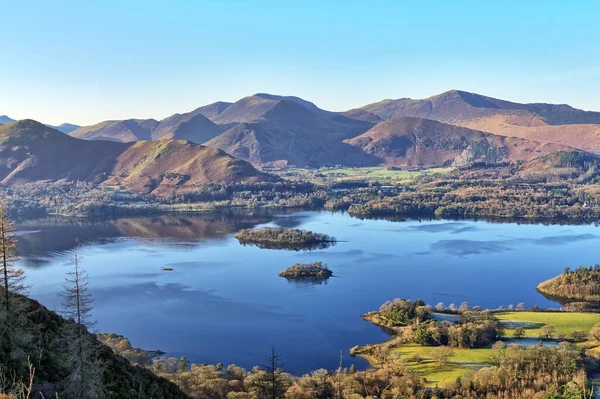 Una vista su Derwentwater e il Ferro di Cavallo di Coledale da Walla Crag — Foto Stock