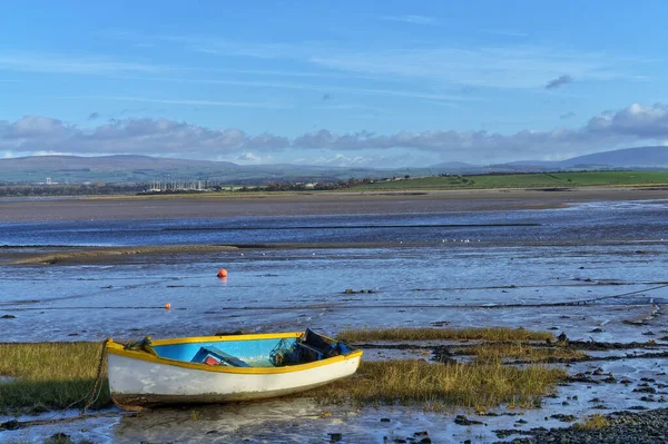 A small rowing boat on the shore at Sunderland Point — Stock Photo, Image