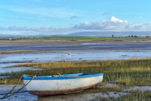 A rowing boat on the shore at Sunderland Point — Stock Photo, Image