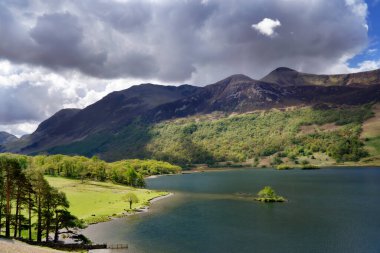 İngiliz Gölü Bölgesi 'ndeki Buttermere' in kuzey kıyısı.
