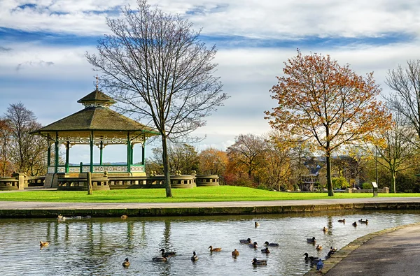 Kiosque à musique et étang à canards dans Greenhead Park, Huddersfield, Yorkshire, Angleterre — Photo