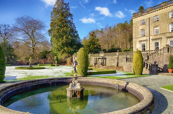 Rydal Hall e fonte ornamental em uma manhã gelada . — Fotografia de Stock